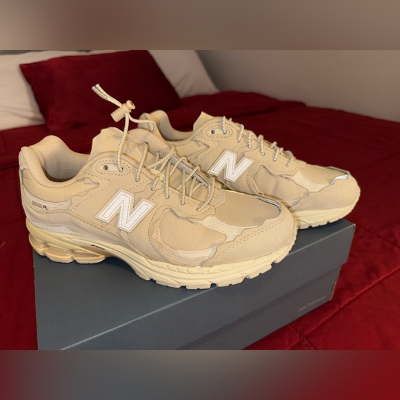 New Balance Cream and White Athletic Shoes - Picture 10 of 13